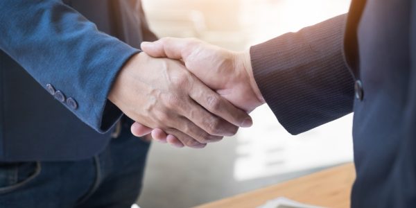 dos-hombres-negocios-confia-estrechar-mano-reunion-oficina-exito-trato-saludo-concepto-socio